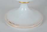 Vaso de opalina branca feitio balaústre decorad... - Vaso de opalina branca feitio balaústre decorado com guirlanda dourada. Desgastes.