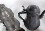 Diversas peças de estanho sendo 2 bules , leite... - Diversas peças de estanho sendo 2 bules , leiteira , jarra, tankard e 4 canecas ( 1 com tampa solta , pequenos amassados ) total 9 peças , altur...