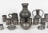 Diversas peças de estanho sendo: 2 jarras , 6 c... - Diversas peças de estanho sendo: 2 jarras , 6 copos, caneca, 4 vasinhos , bowl com alças e 2 cinzeiros. Total: 16 peças , altura da jarra

