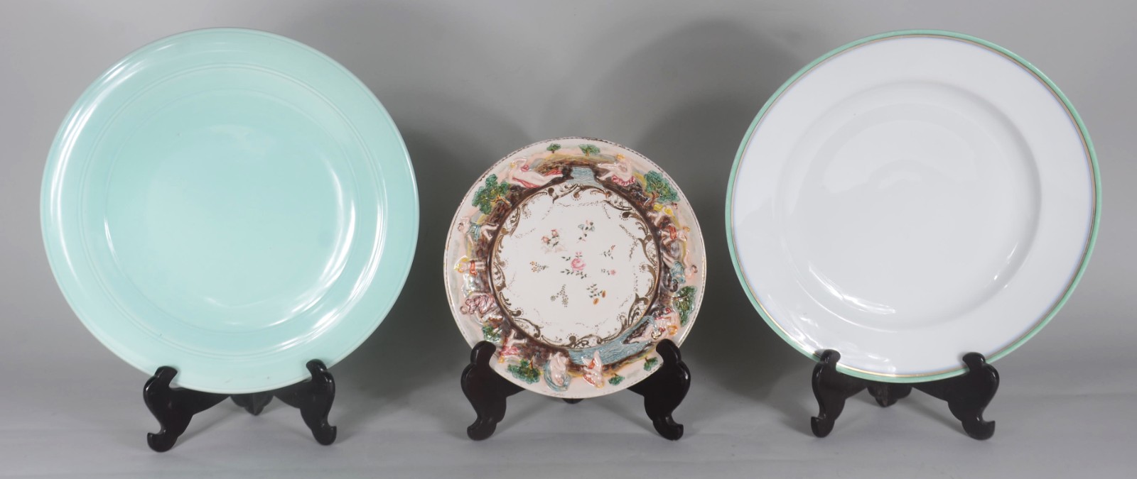 Três pratos diversos de porcelana, sendo um Velho Paris com borda... - foto 1 de 7