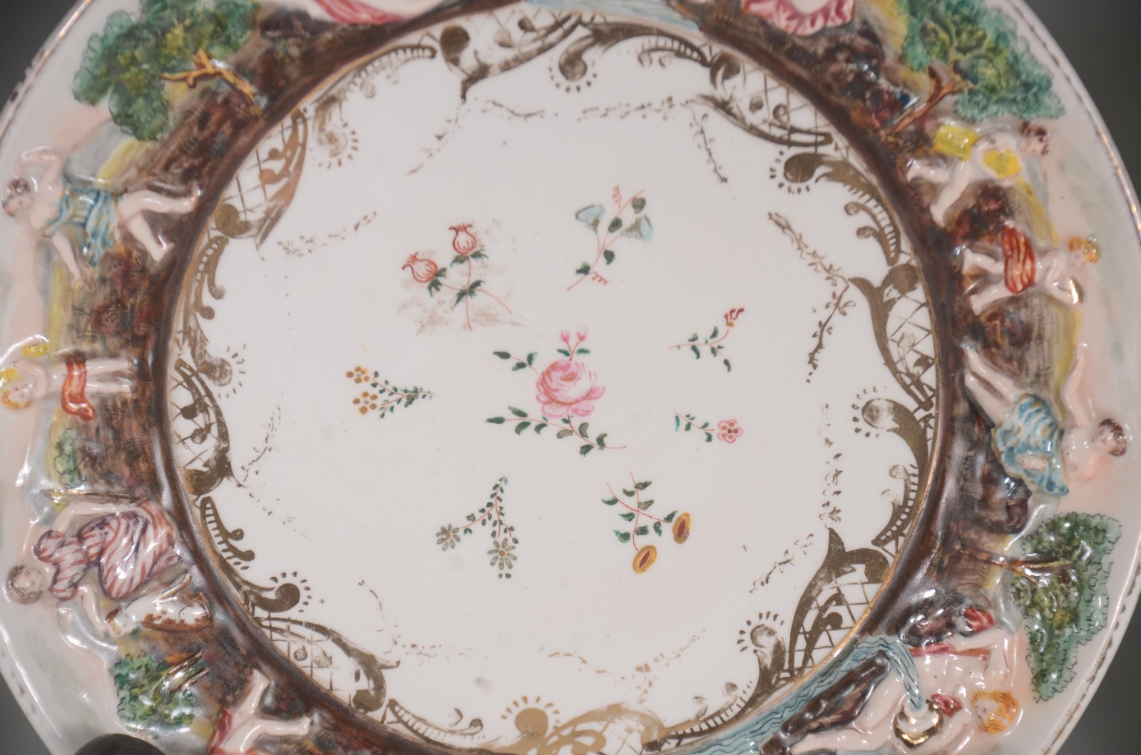 Três pratos diversos de porcelana, sendo um Velho Paris com borda... - foto 2 de 7