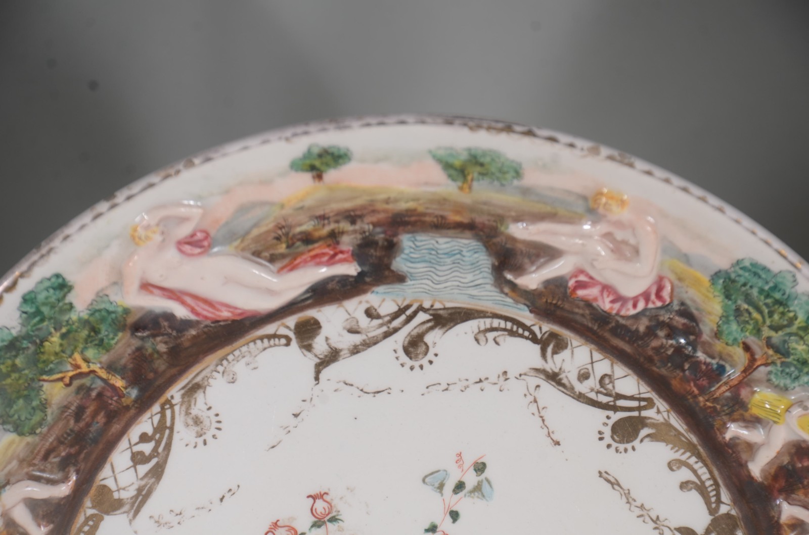 Três pratos diversos de porcelana, sendo um Velho Paris com borda... - foto 3 de 7
