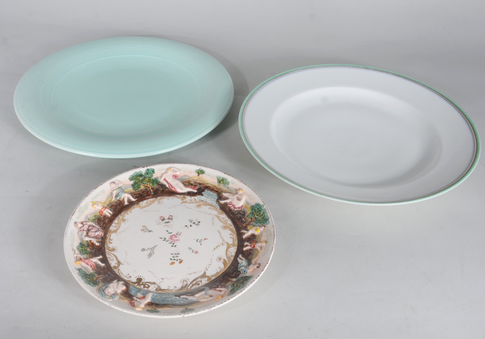Três pratos diversos de porcelana, sendo um Velho Paris com borda... - foto 4 de 7