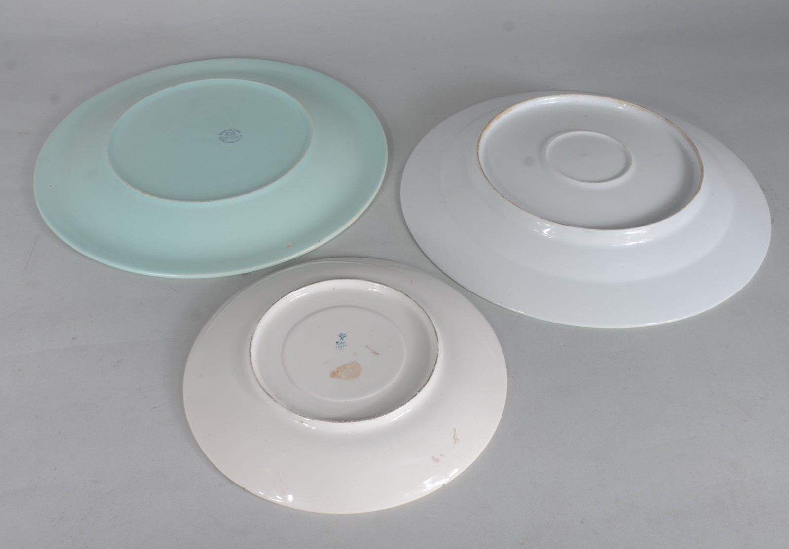 Três pratos diversos de porcelana, sendo um Velho Paris com borda... - foto 5 de 7