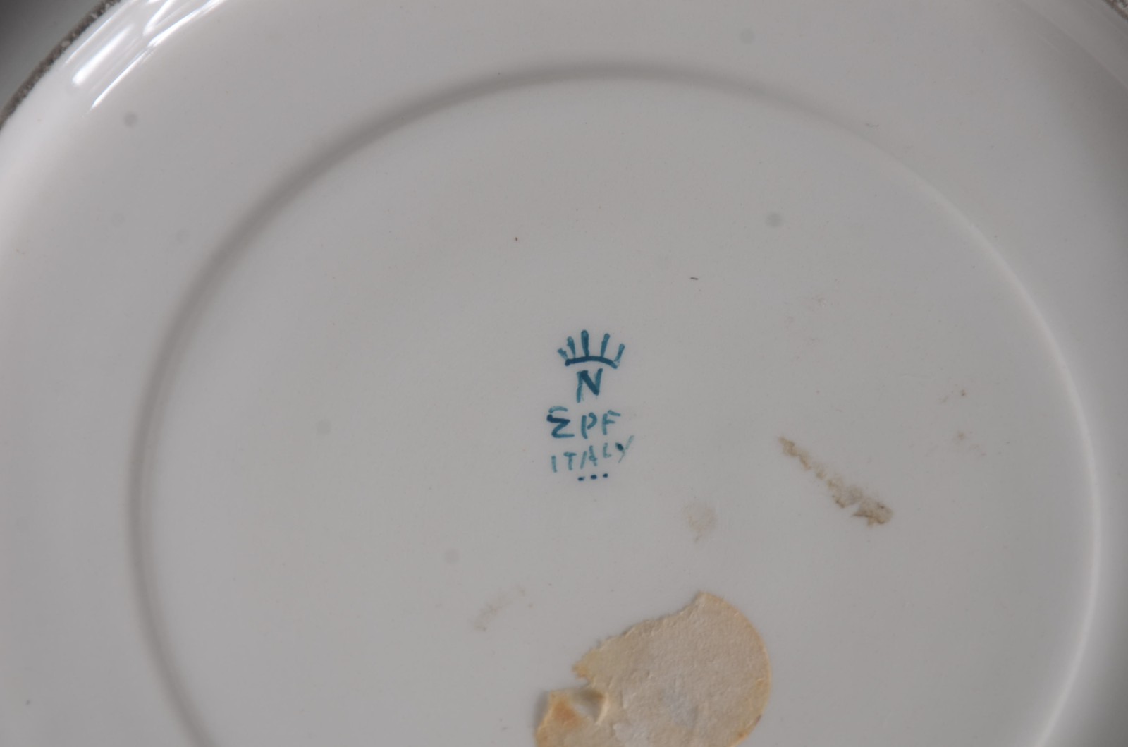 Três pratos diversos de porcelana, sendo um Velho Paris com borda... - foto 6 de 7