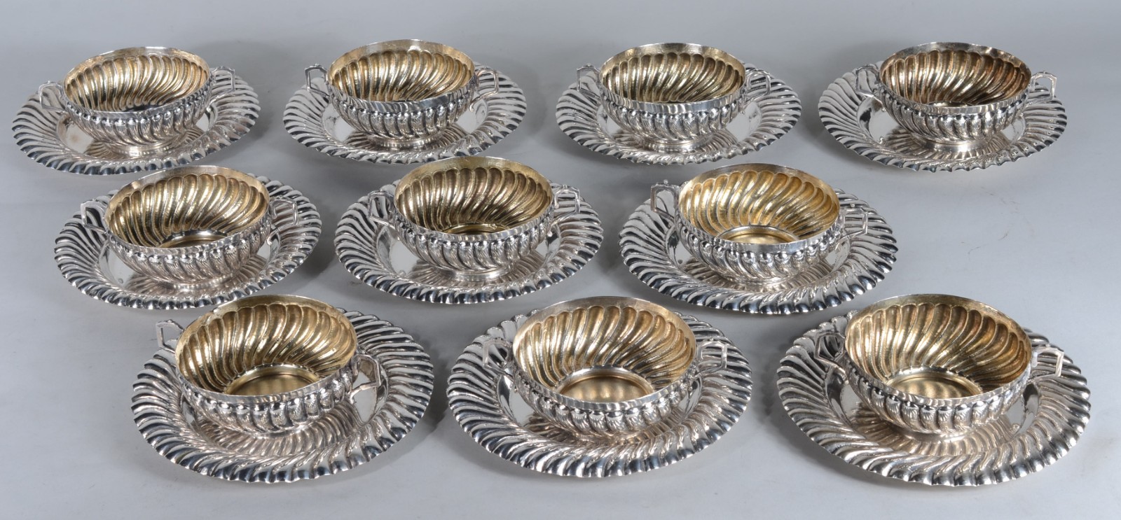 Conjunto com 10 taças para consome com seus respectivos pratos em... - foto 1 de 6
