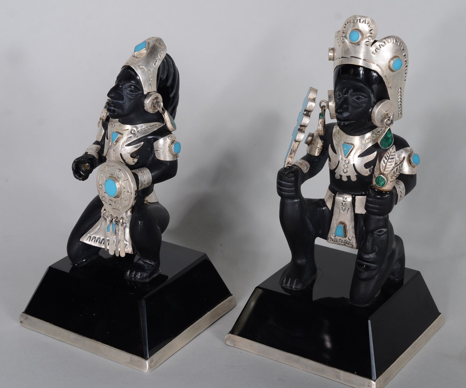 Duas esculturas de resina e pedra representando figuras típicas com... - foto 1 de 11