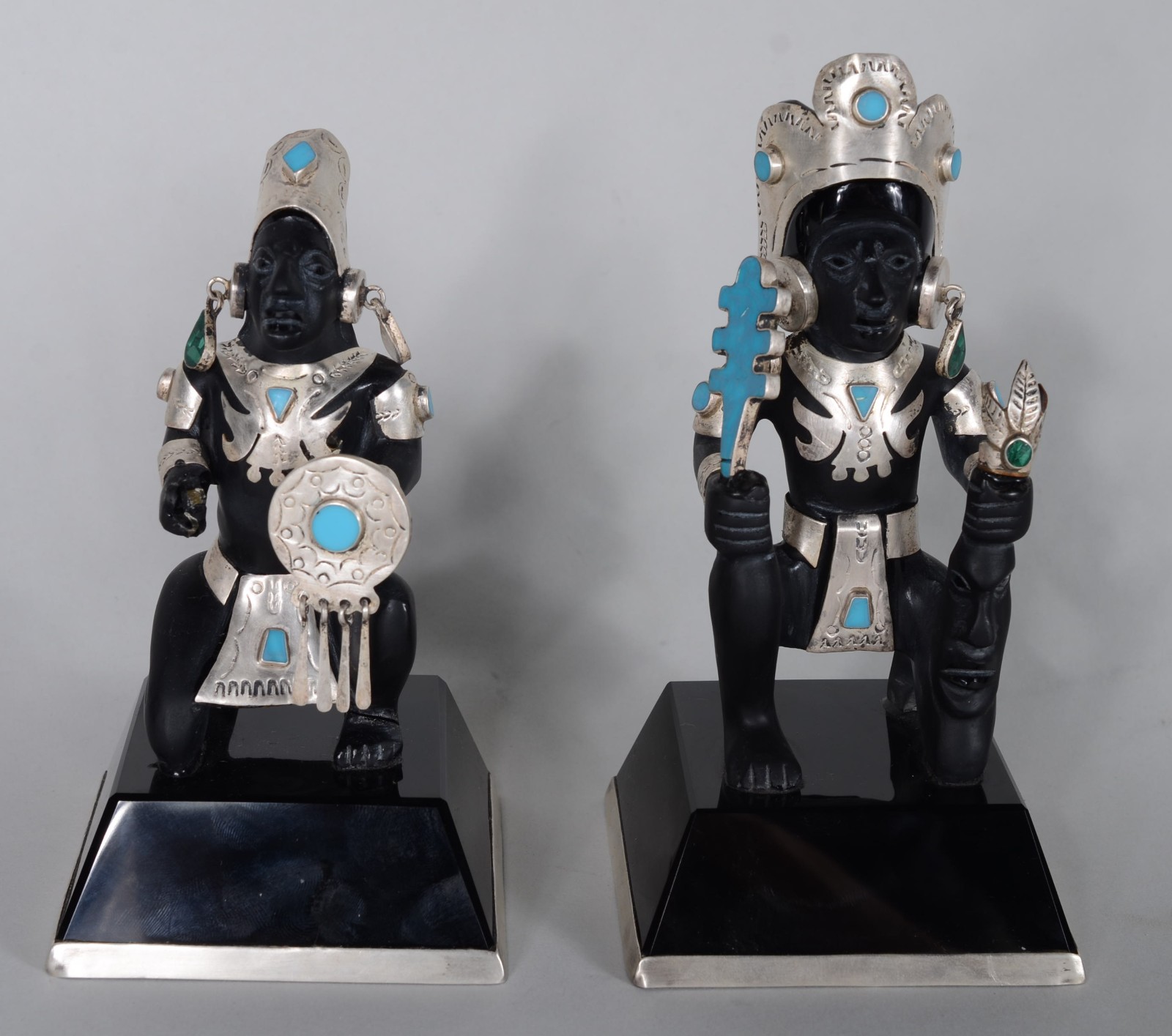 Duas esculturas de resina e pedra representando figuras típicas com... - foto 2 de 11