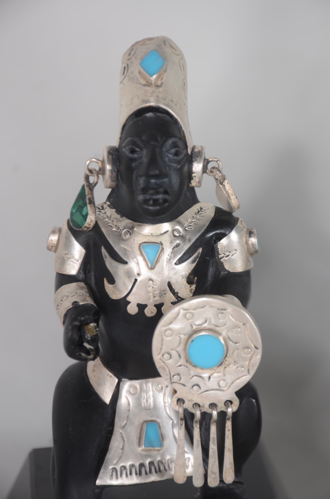 Duas esculturas de resina e pedra representando figuras típicas com... - foto 4 de 11