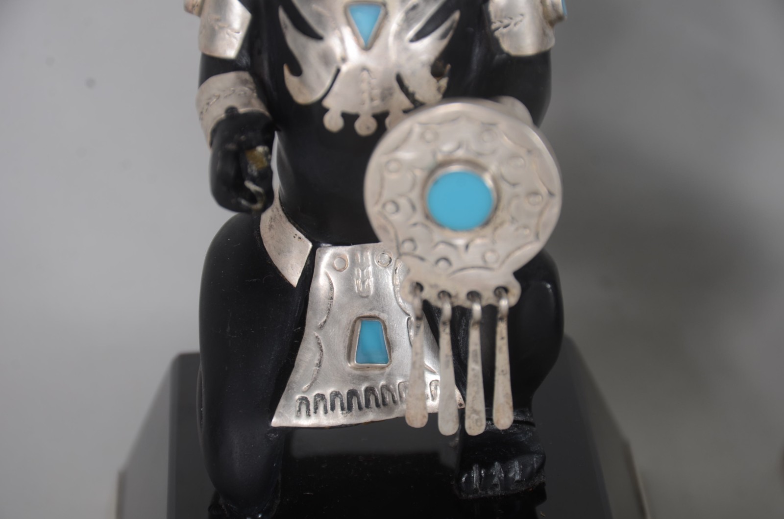 Duas esculturas de resina e pedra representando figuras típicas com... - foto 5 de 11