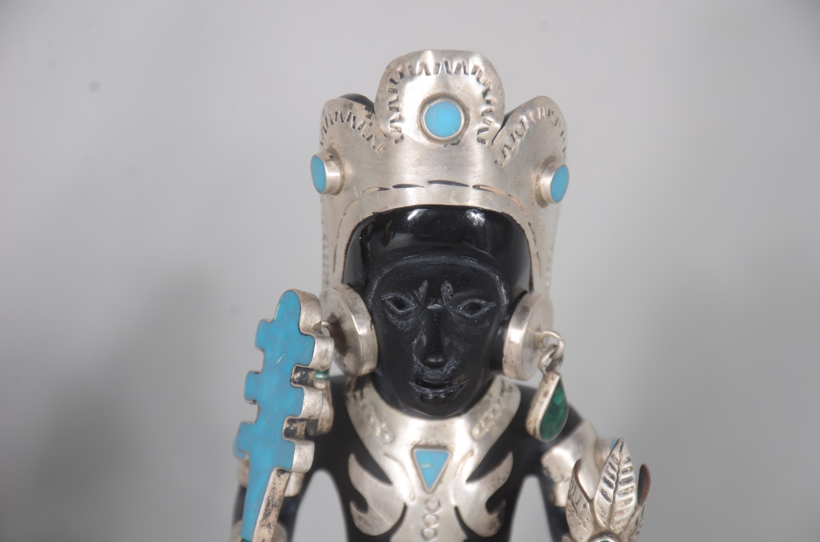 Duas esculturas de resina e pedra representando figuras típicas com... - foto 6 de 11