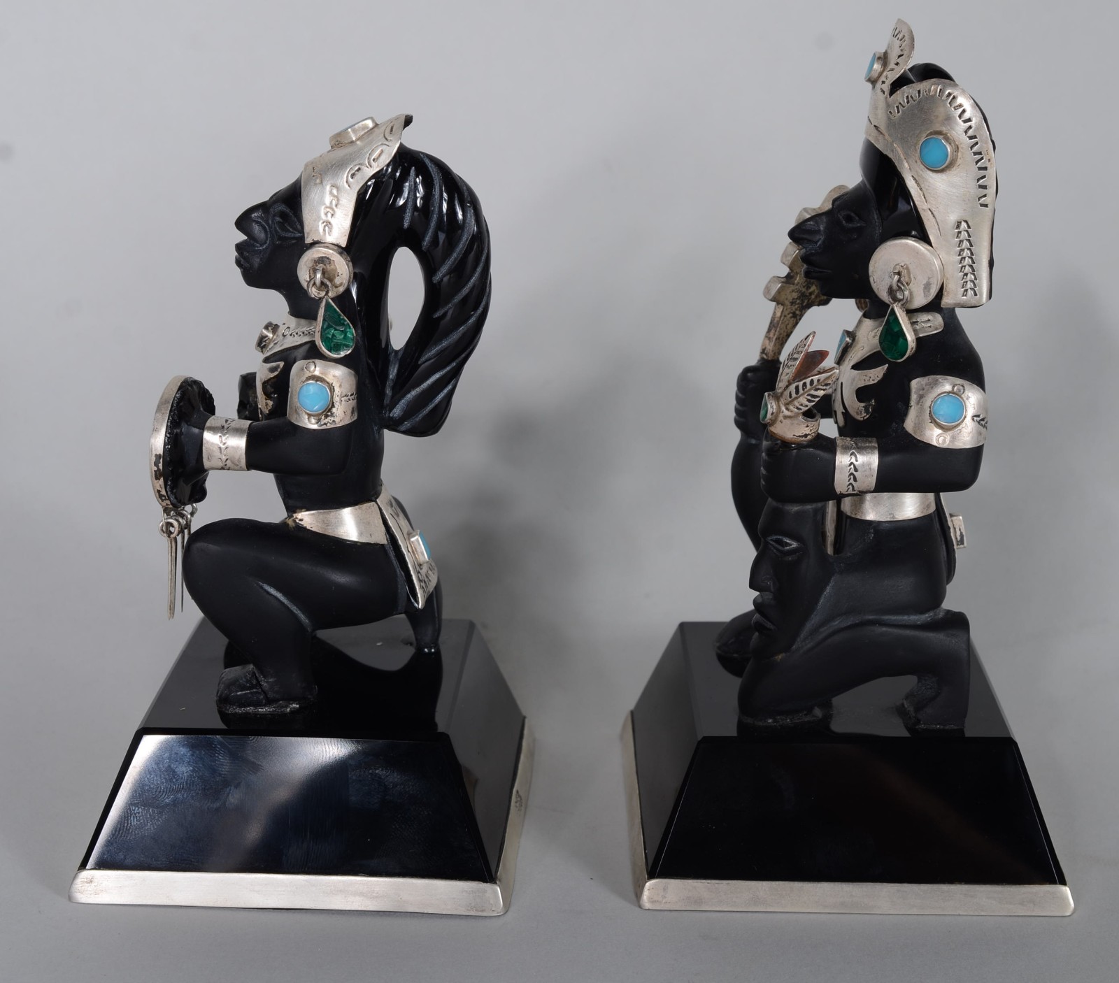Duas esculturas de resina e pedra representando figuras típicas com... - foto 8 de 11