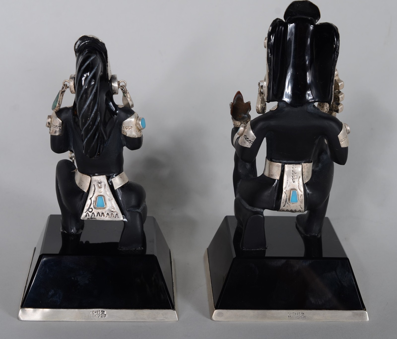 Duas esculturas de resina e pedra representando figuras típicas com... - foto 9 de 11
