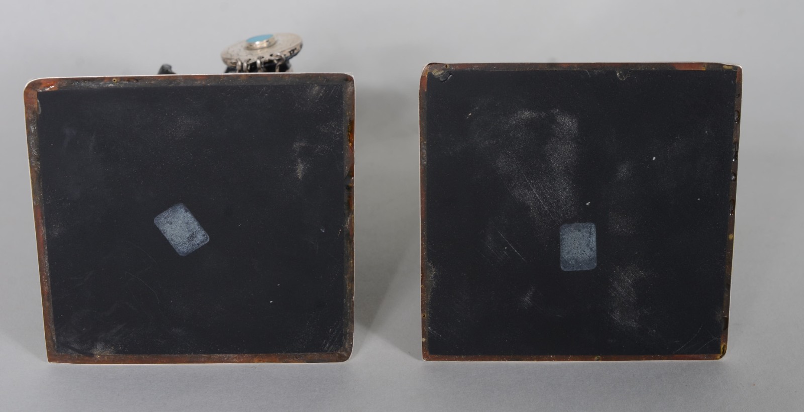 Duas esculturas de resina e pedra representando figuras típicas com... - foto 10 de 11