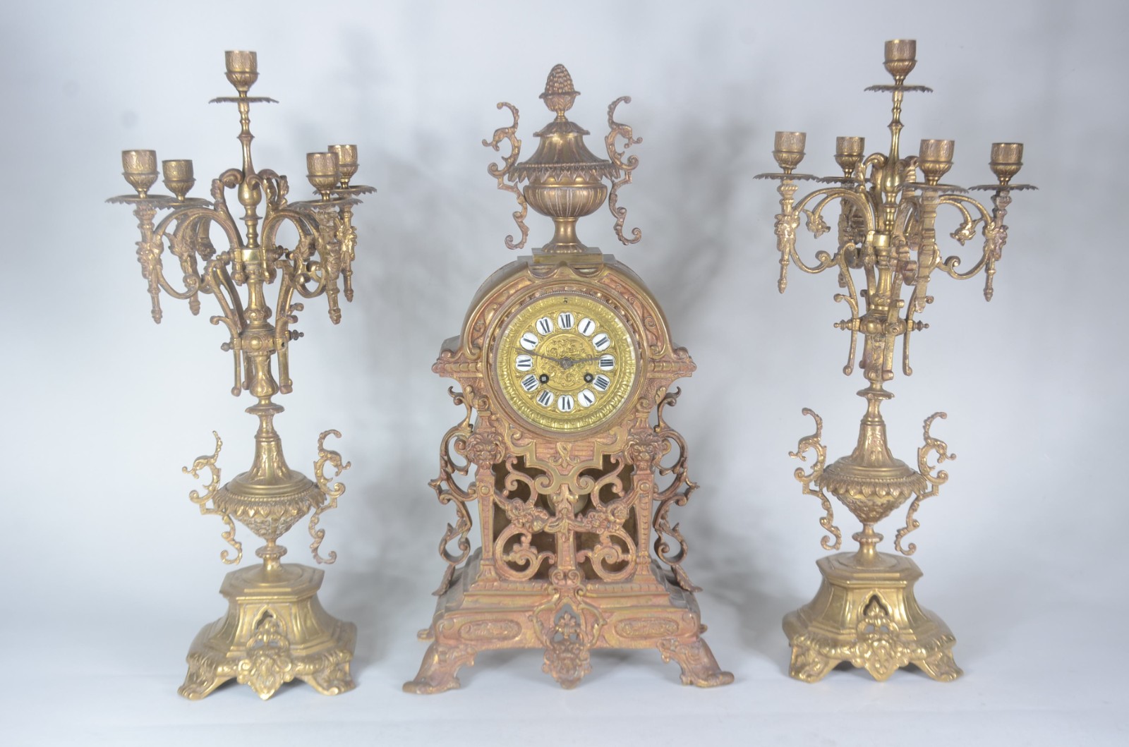 Terno de bronze - "Garniture", composto de Relógio e par de... - foto 1 de 10