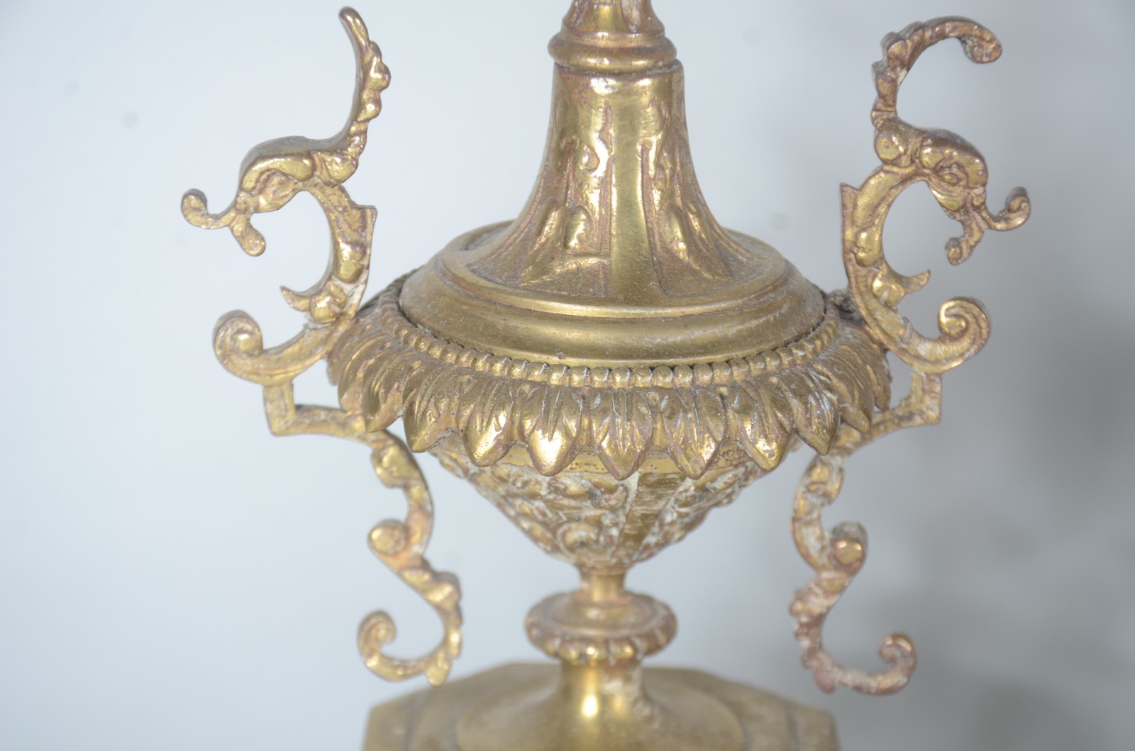 Terno de bronze - "Garniture", composto de Relógio e par de... - foto 2 de 10