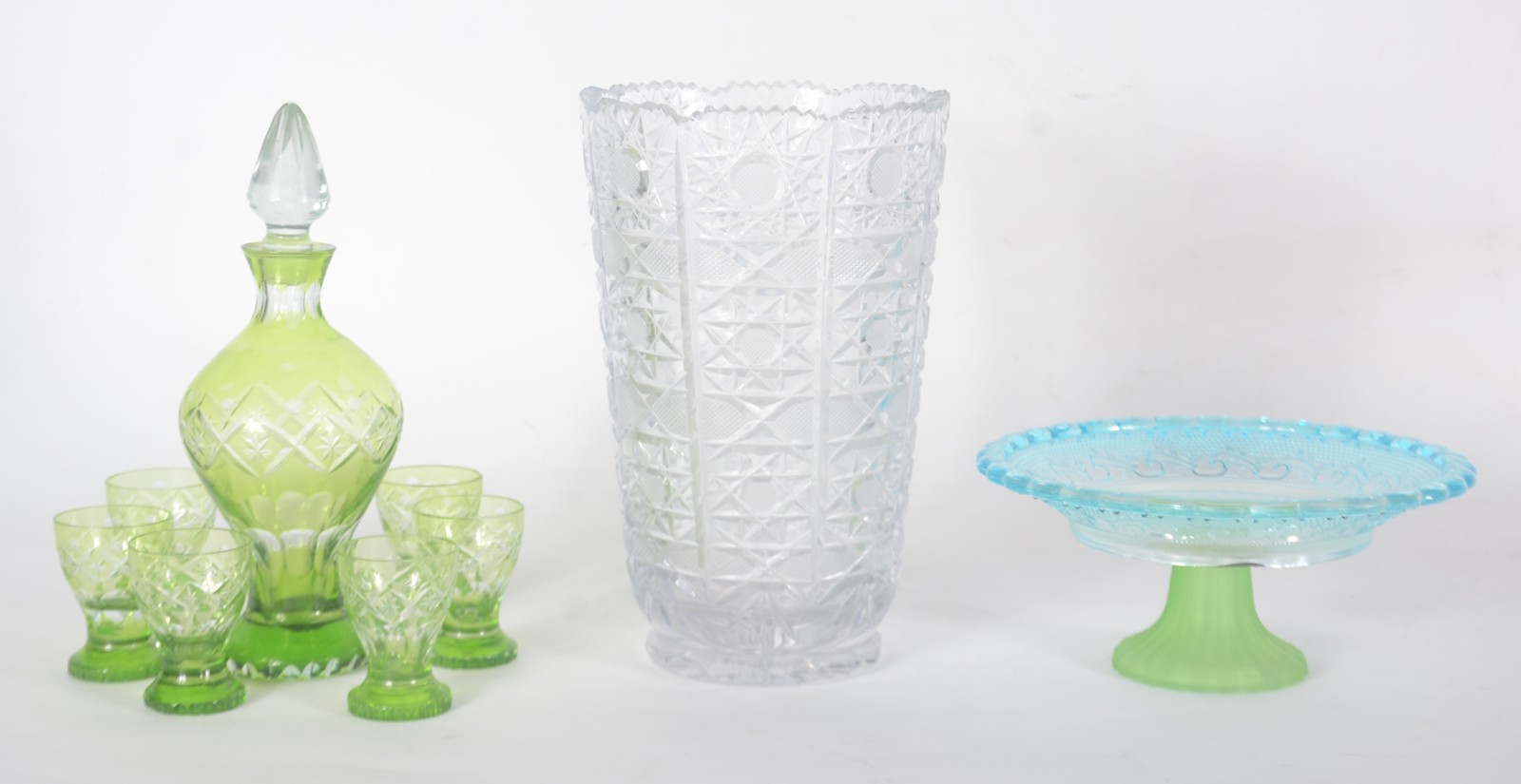 Diversas peças vidro e cristal, sendo: vaso, licoreira com 6 copinhos... - foto 1 de 9