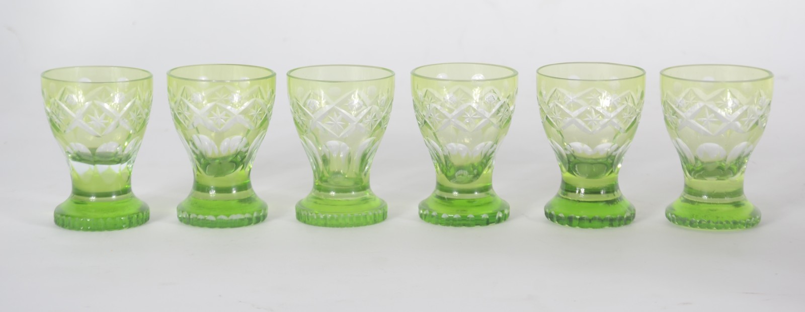Diversas peças vidro e cristal, sendo: vaso, licoreira com 6 copinhos... - foto 7 de 9