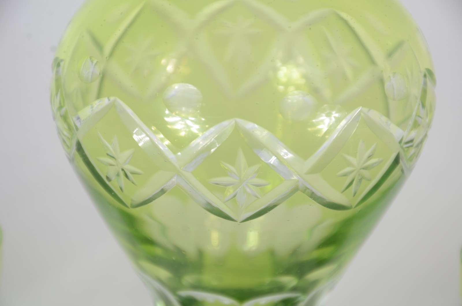 Diversas peças vidro e cristal, sendo: vaso, licoreira com 6 copinhos... - foto 8 de 9