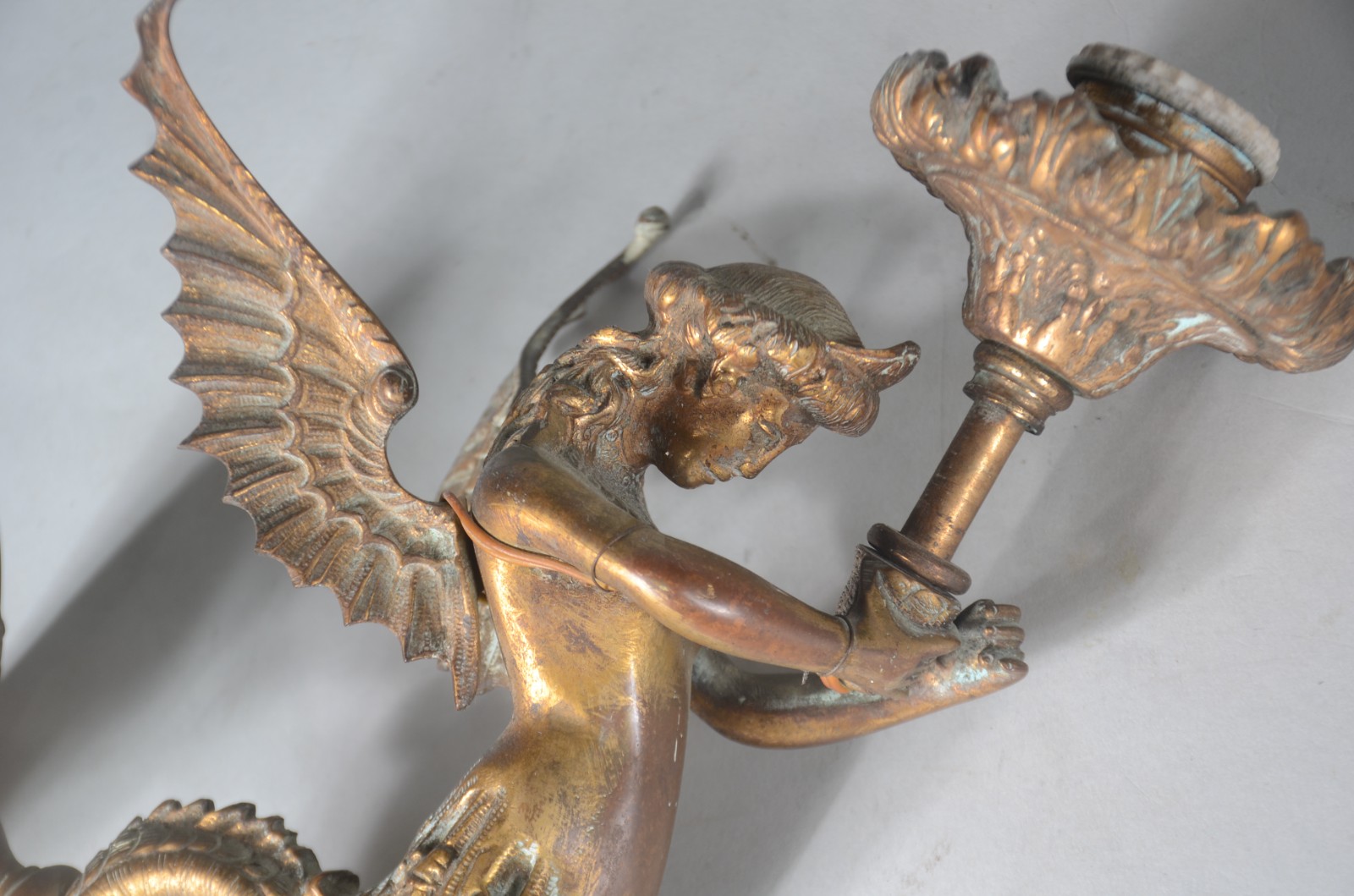 Par de apliques de metal dourado representando figuras femininas... - foto 4 de 10