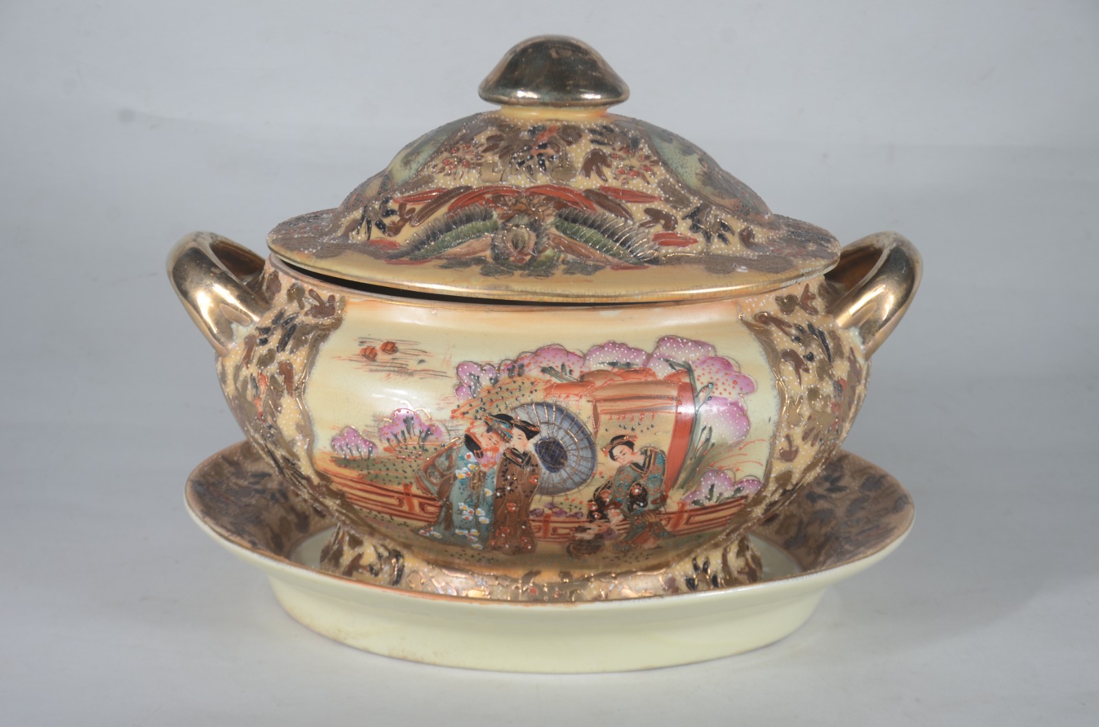 Sopeira com presentoir de porcelana oriental, decorada com figuras... - foto 1 de 9