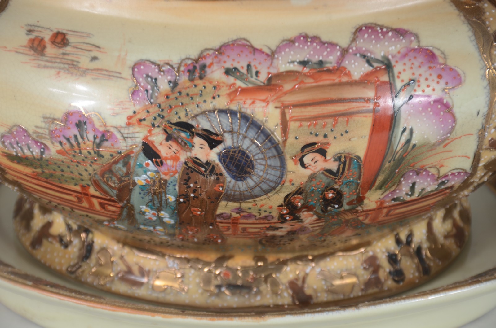 Sopeira com presentoir de porcelana oriental, decorada com figuras... - foto 2 de 9