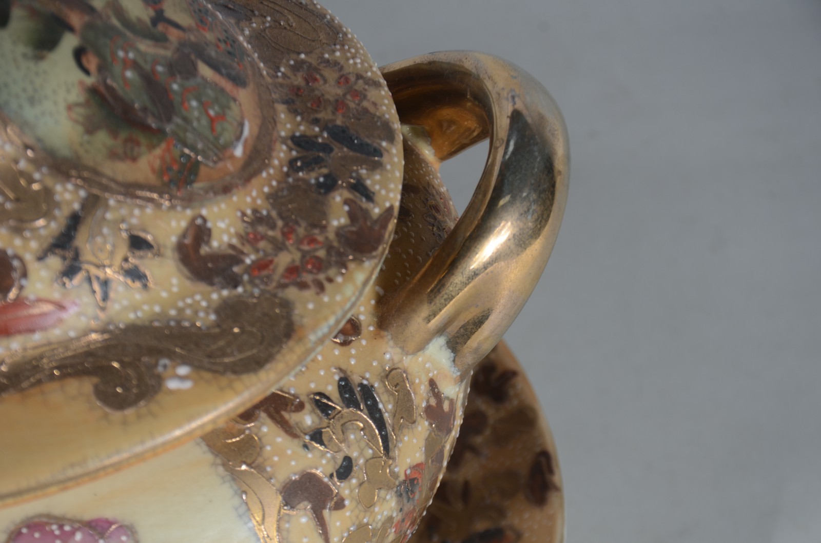 Sopeira com presentoir de porcelana oriental, decorada com figuras... - foto 3 de 9