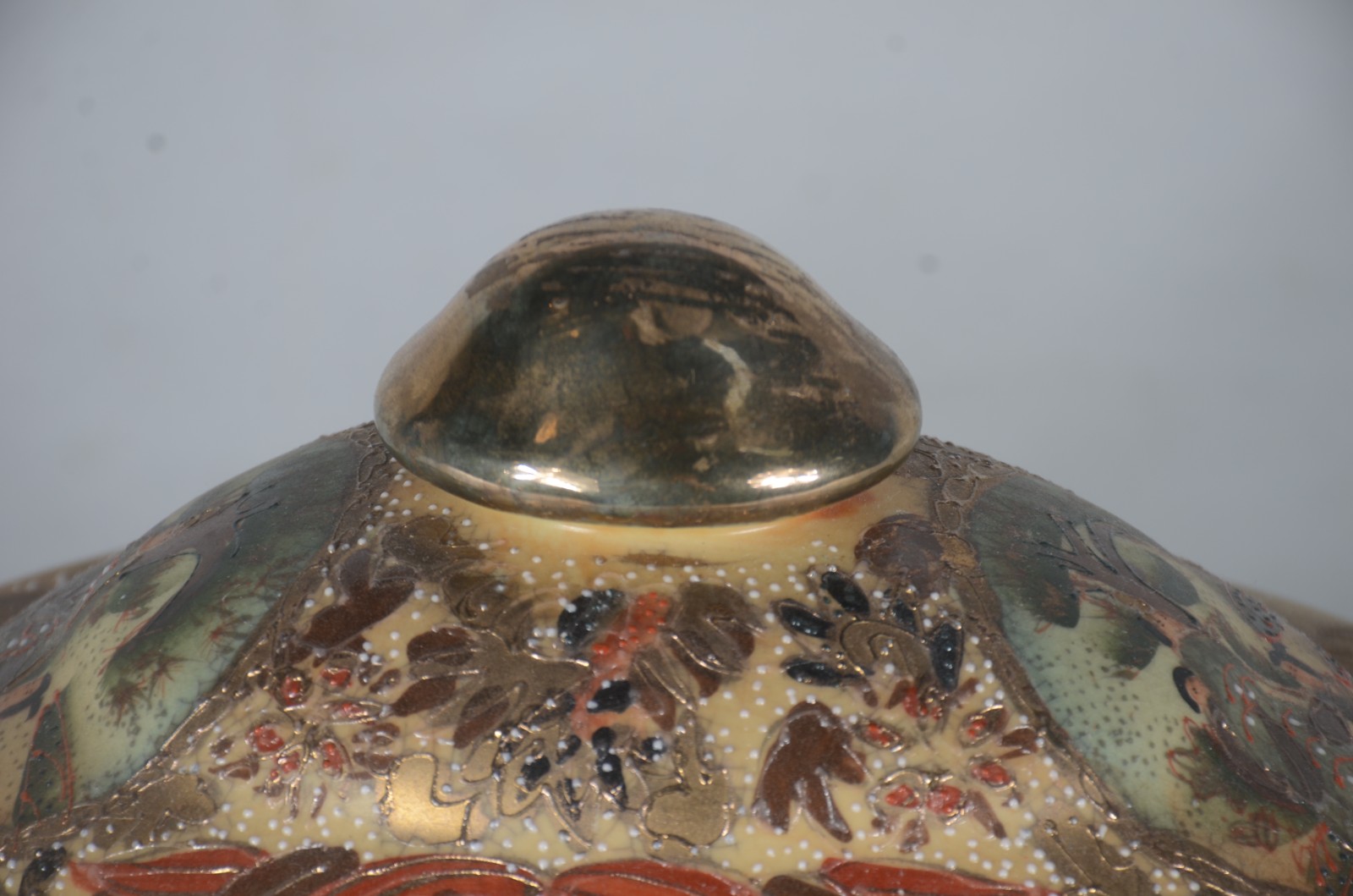 Sopeira com presentoir de porcelana oriental, decorada com figuras... - foto 4 de 9