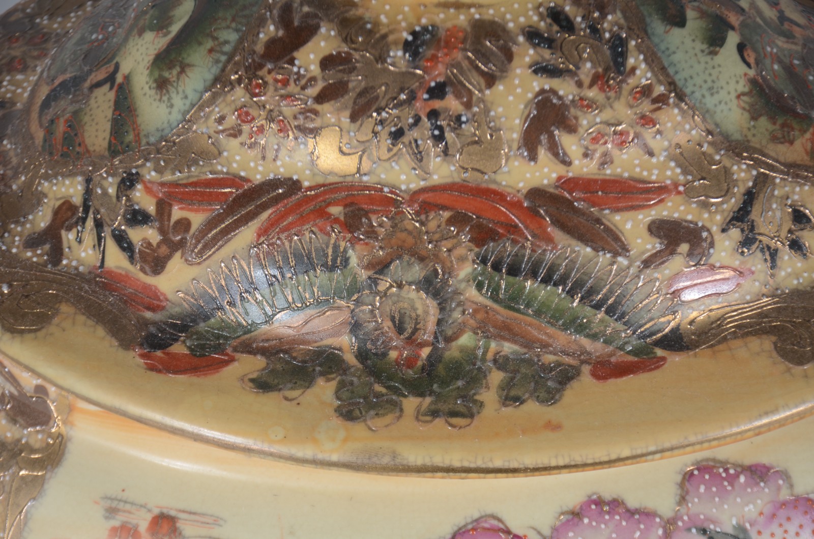 Sopeira com presentoir de porcelana oriental, decorada com figuras... - foto 5 de 9