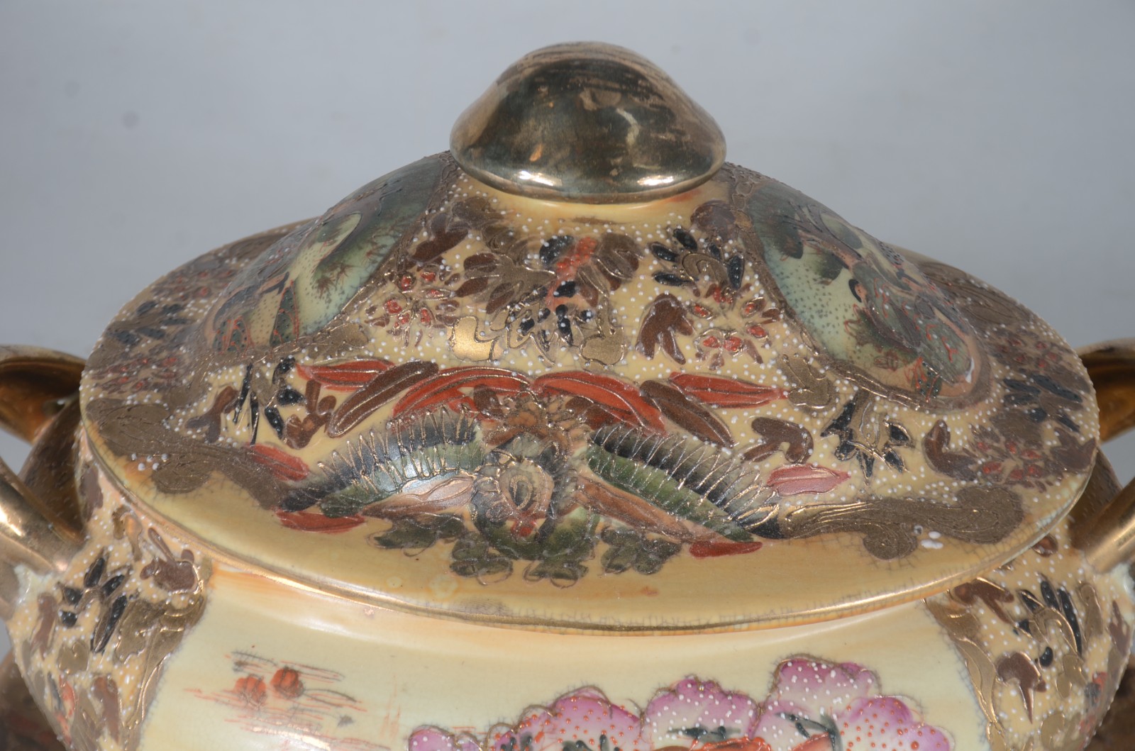 Sopeira com presentoir de porcelana oriental, decorada com figuras... - foto 6 de 9