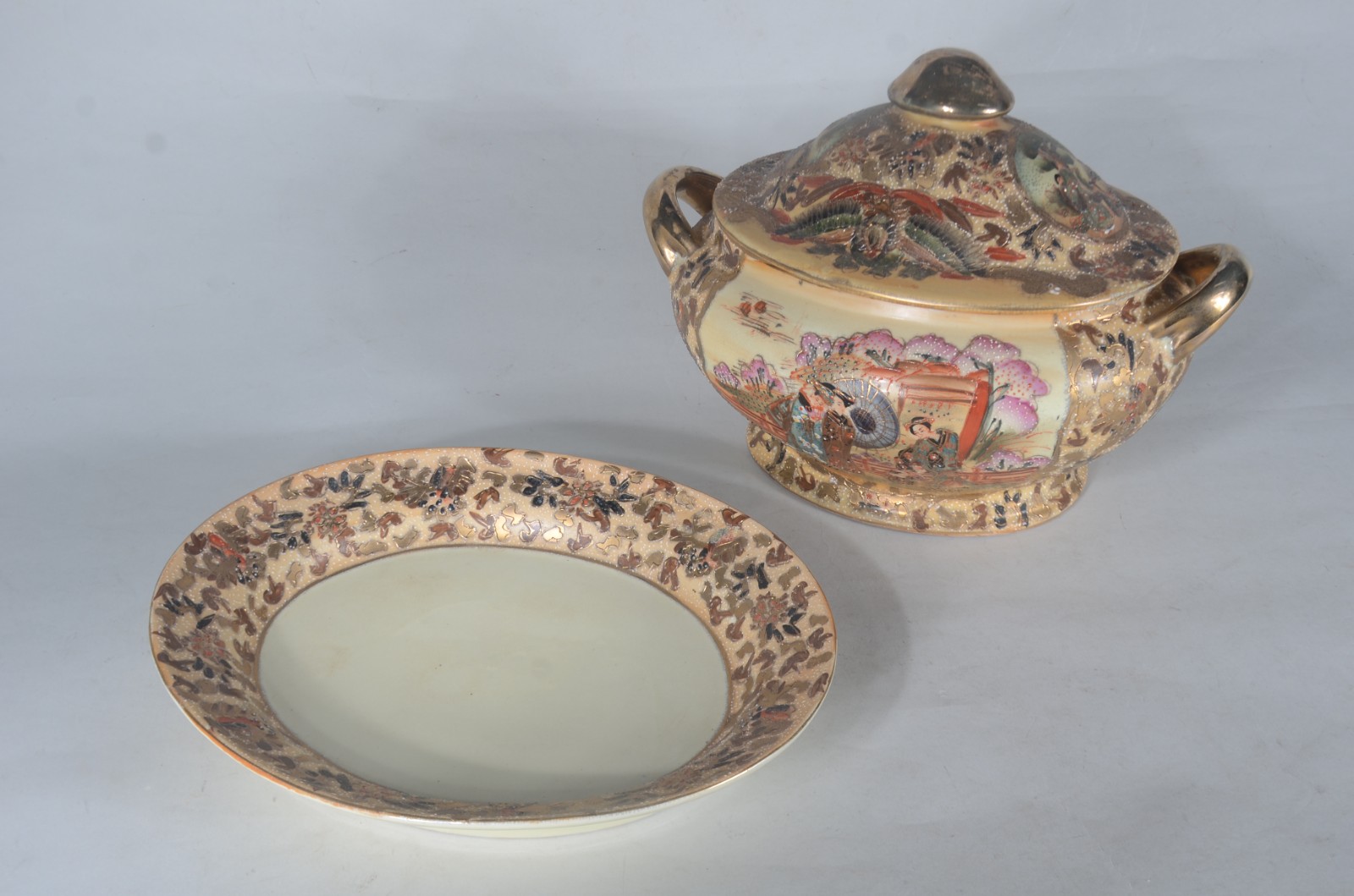 Sopeira com presentoir de porcelana oriental, decorada com figuras... - foto 7 de 9