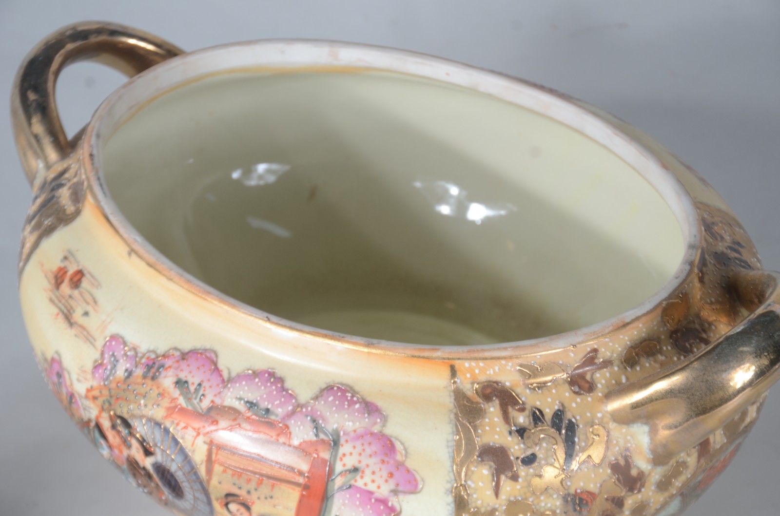Sopeira com presentoir de porcelana oriental, decorada com figuras... - foto 8 de 9