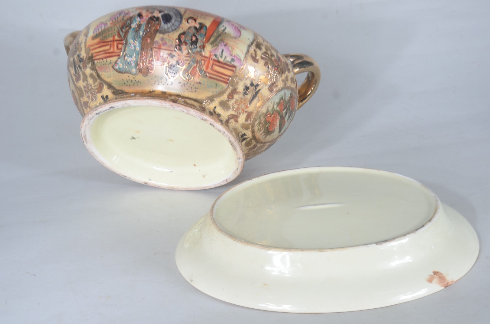 Sopeira com presentoir de porcelana oriental, decorada com figuras... - foto 9 de 9