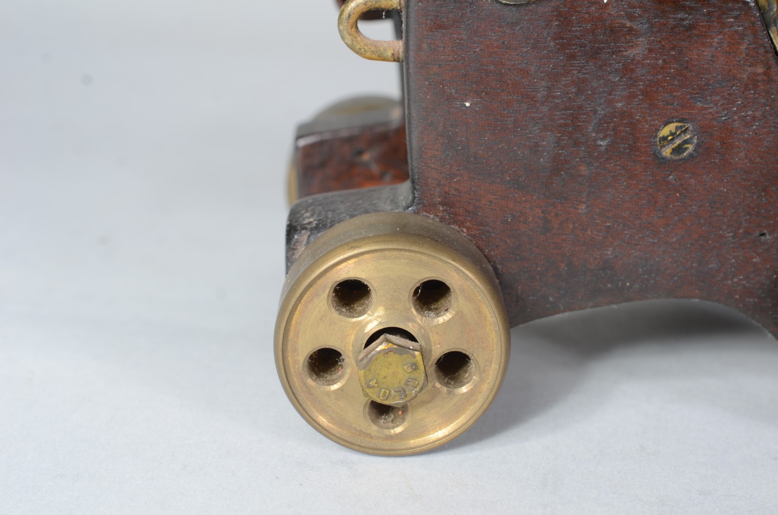 Miniatura de canhão decorativo de metal dourado e madeira. - foto 4 de 6