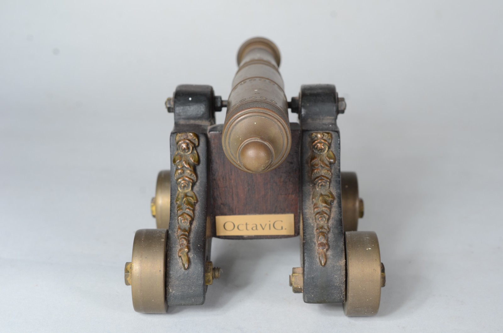 Miniatura de canhão decorativo de metal dourado e madeira. - foto 5 de 6