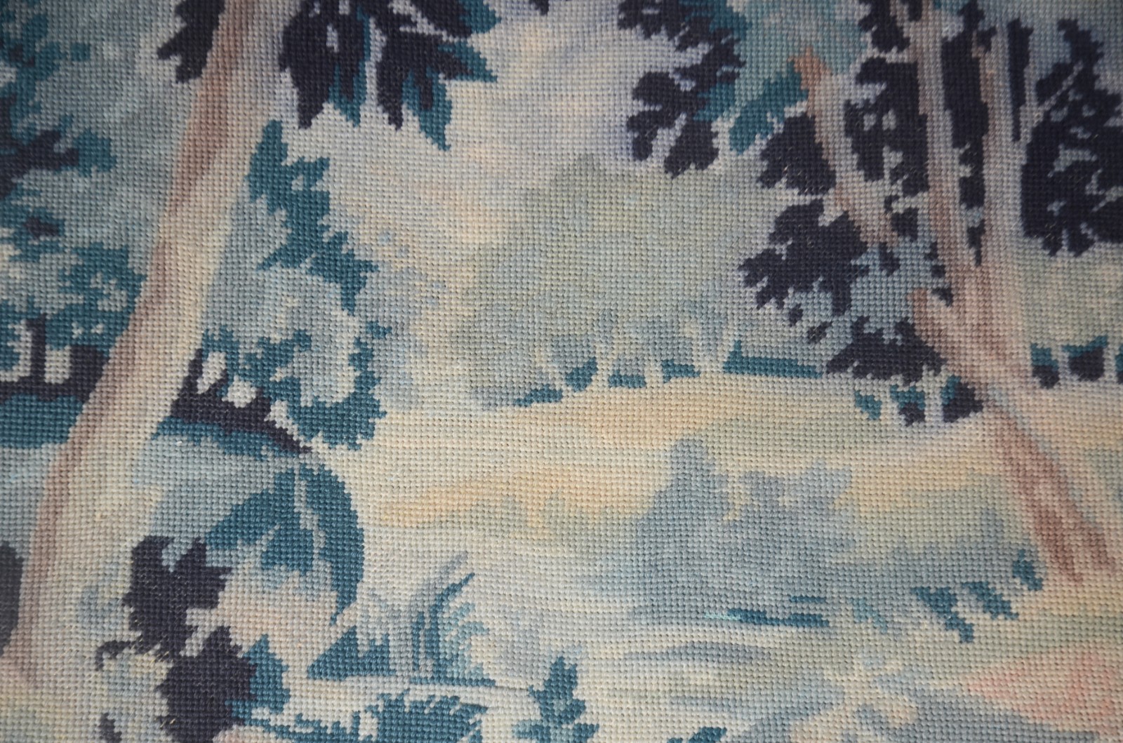 Gobelain com paisagem em tons de verde. - foto 7 de 9