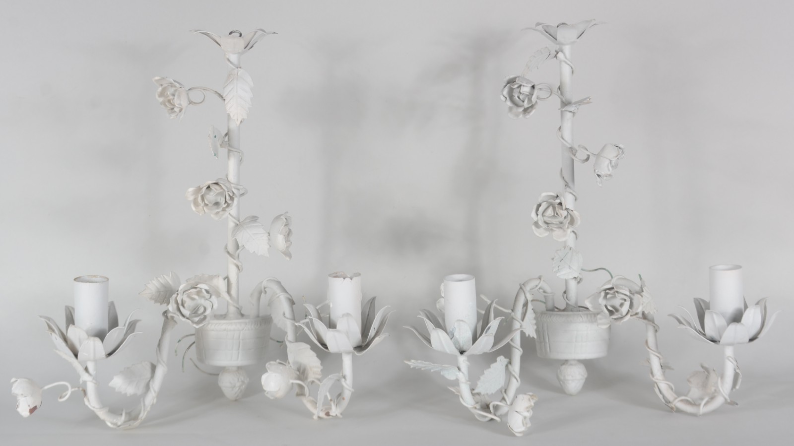 Par de apliques de metal pintados de branco com flores e folhagens em... - foto 1 de 11