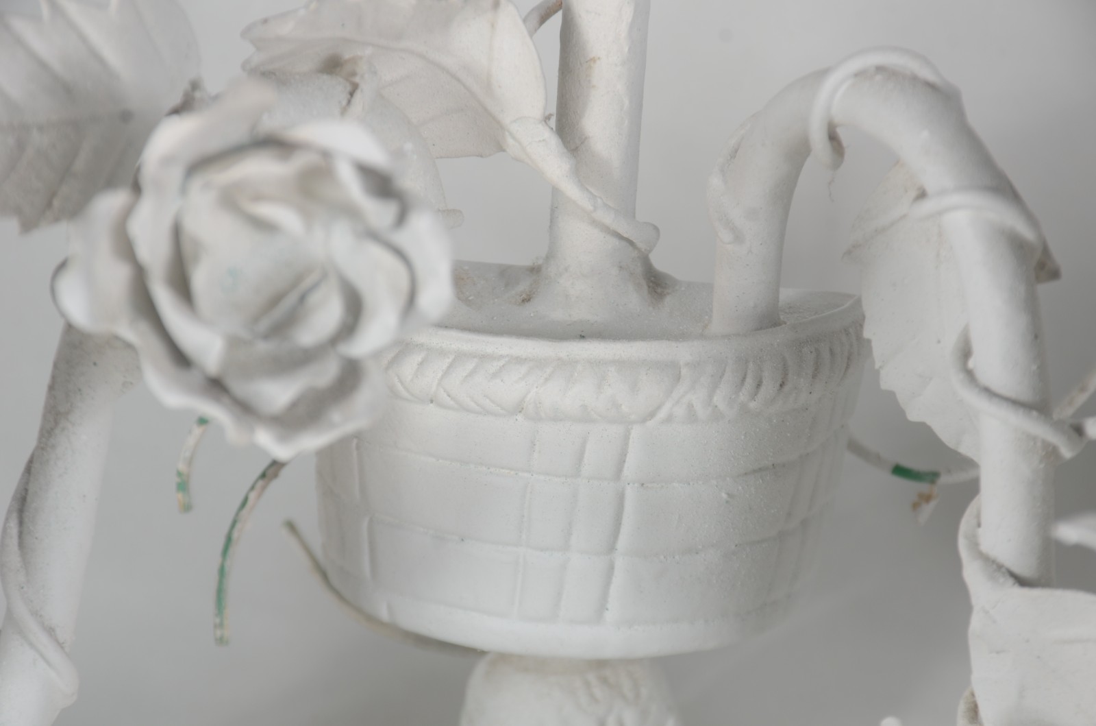 Par de apliques de metal pintados de branco com flores e folhagens em... - foto 4 de 11