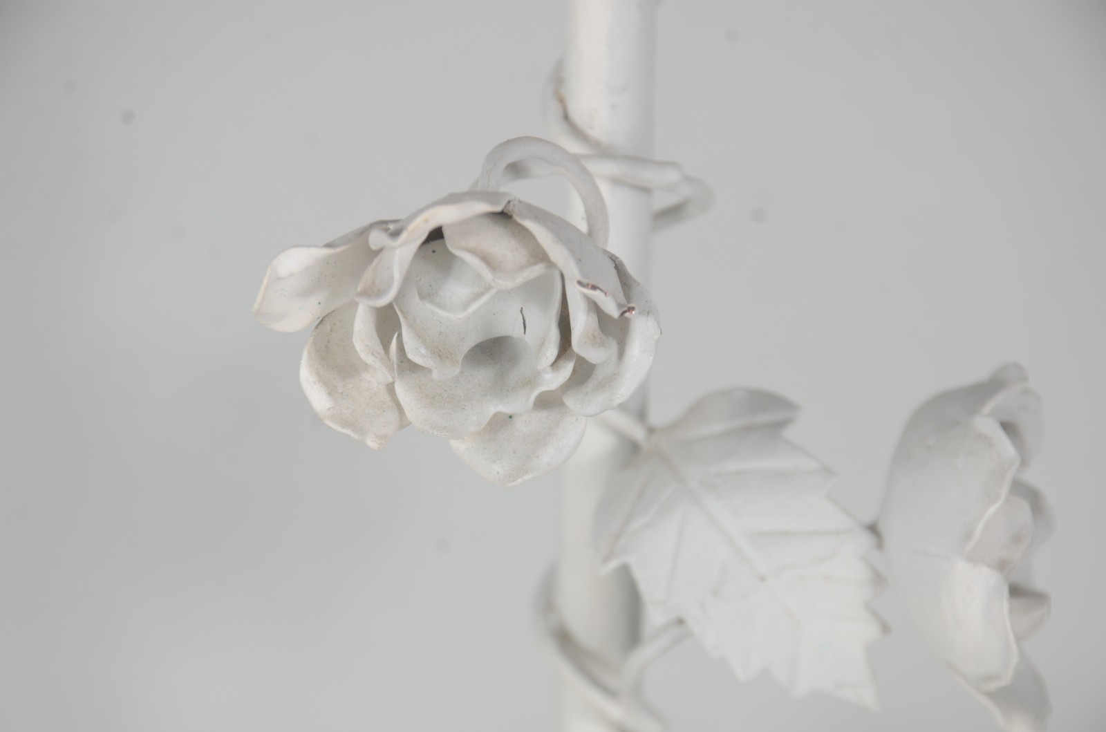 Par de apliques de metal pintados de branco com flores e folhagens em... - foto 5 de 11