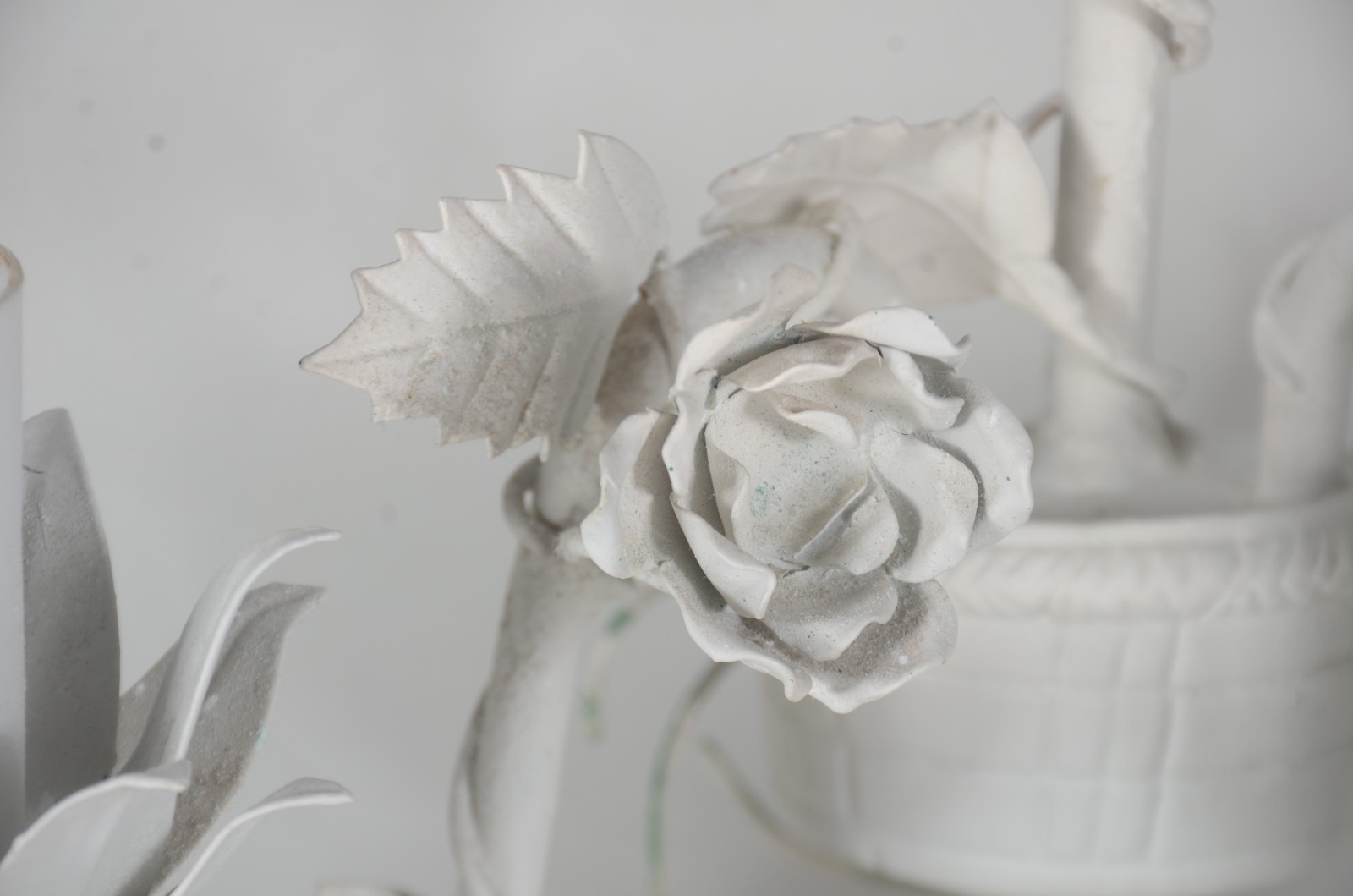 Par de apliques de metal pintados de branco com flores e folhagens em... - foto 7 de 11