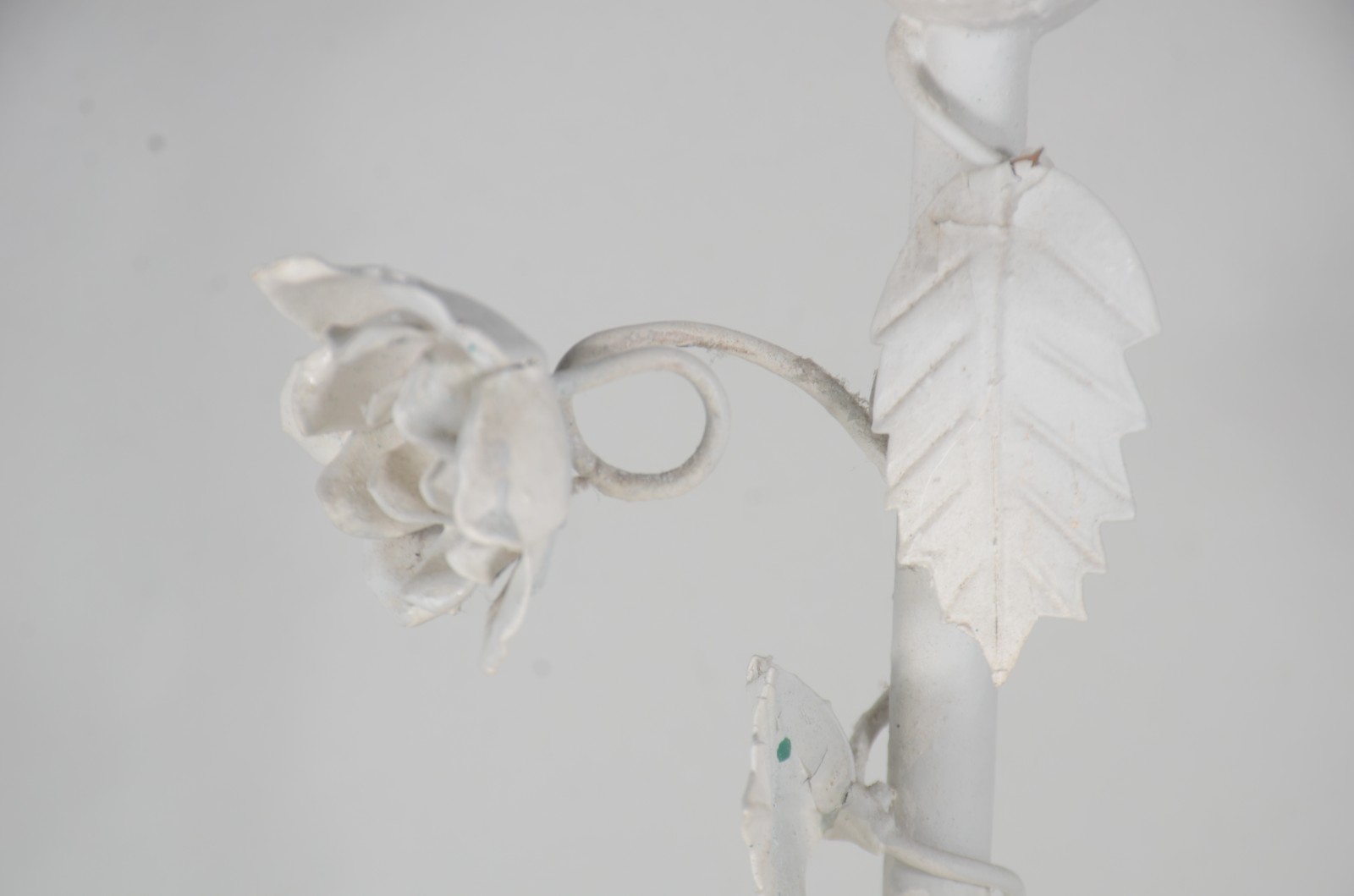 Par de apliques de metal pintados de branco com flores e folhagens em... - foto 8 de 11