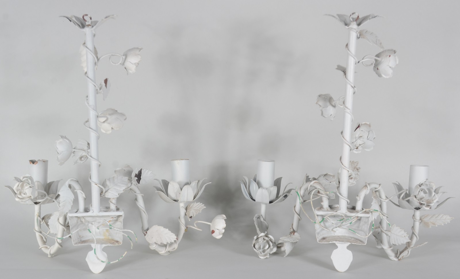 Par de apliques de metal pintados de branco com flores e folhagens em... - foto 9 de 11
