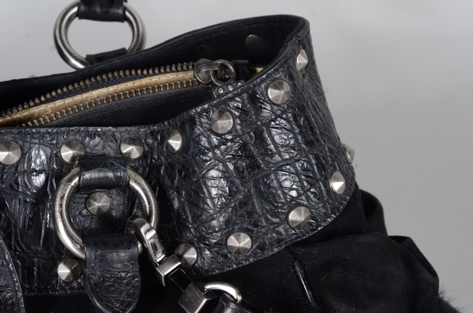 Bolsa feminina de couro e camurça preta, com alça para o ombro. - foto 3 de 10