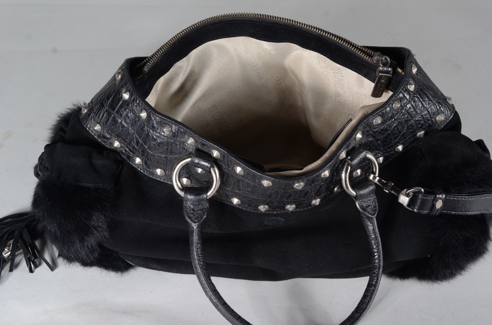 Bolsa feminina de couro e camurça preta, com alça para o ombro. - foto 6 de 10