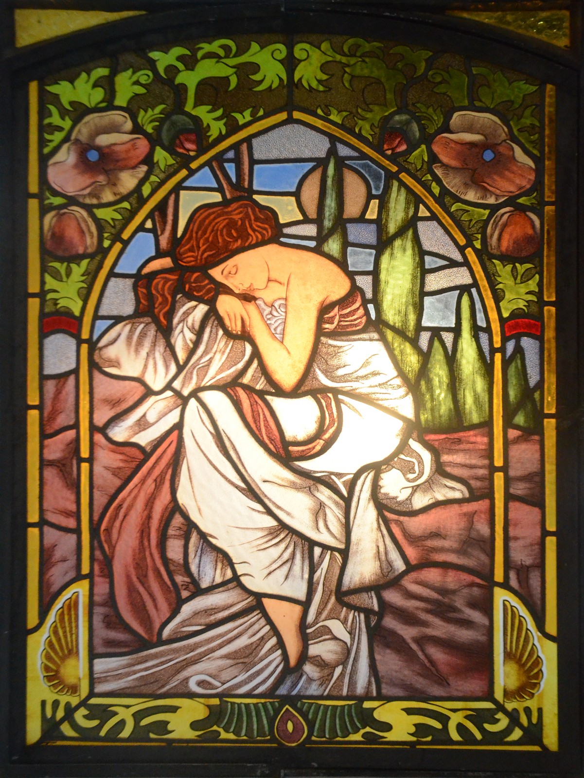 Vitral/basculante representando figura feminina em placas de vidro... - foto 1 de 6