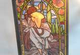 Vitral/basculante representando figura feminina... - Vitral/basculante representando figura feminina em placas de vidro colorido e metal.