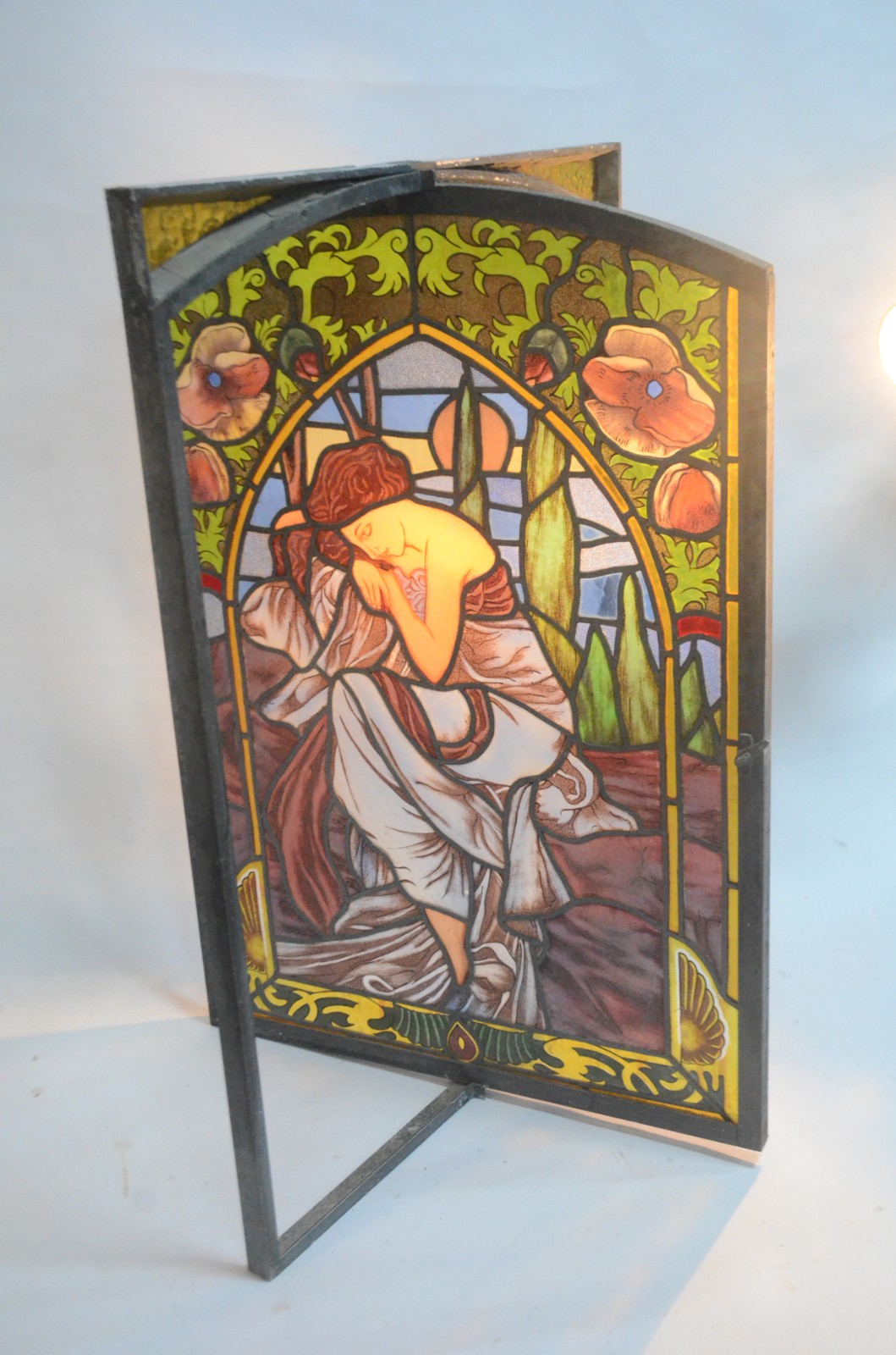 Vitral/basculante representando figura feminina em placas de vidro... - foto 2 de 6