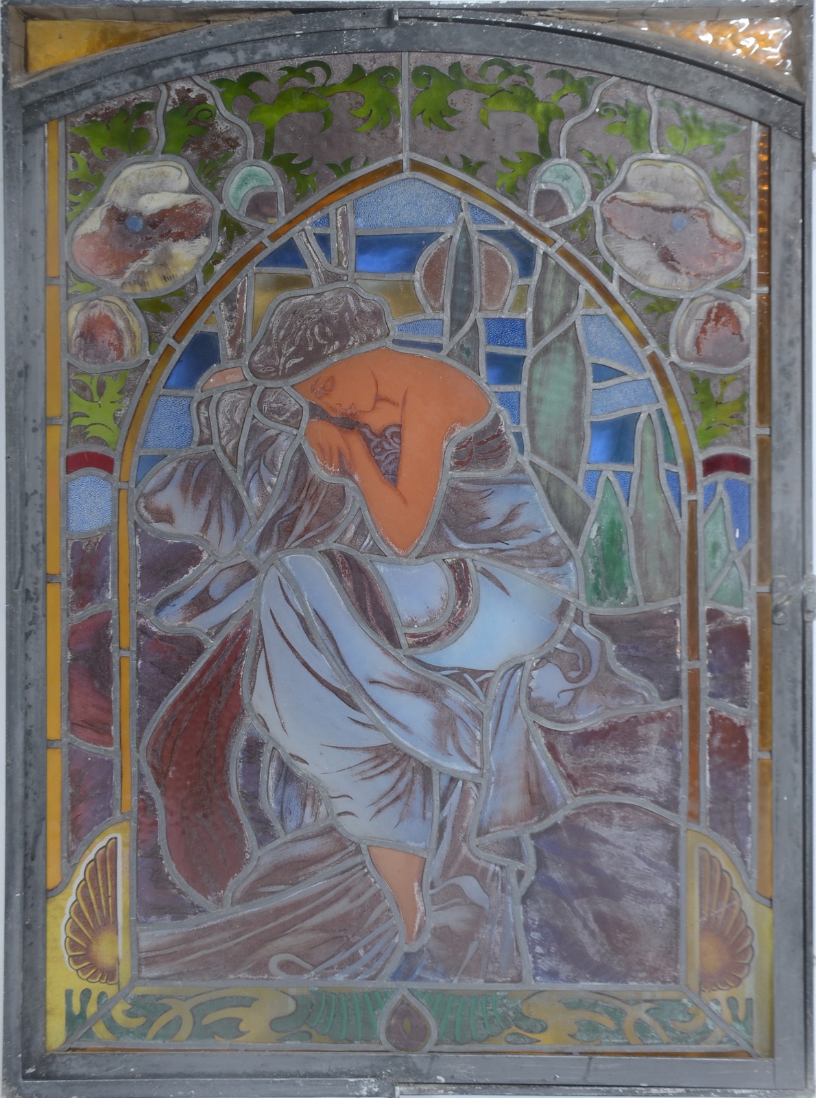 Vitral/basculante representando figura feminina em placas de vidro... - foto 3 de 6