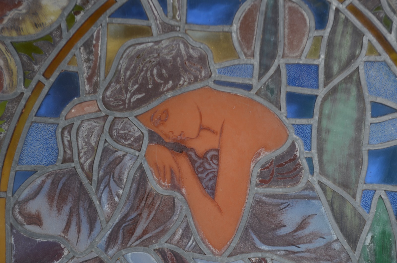 Vitral/basculante representando figura feminina em placas de vidro... - foto 4 de 6