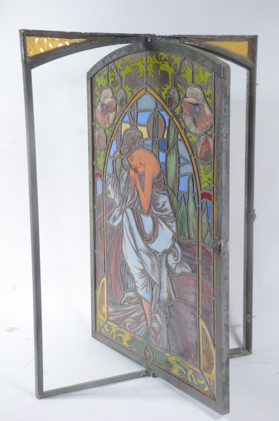 Vitral/basculante representando figura feminina em placas de vidro... - foto 5 de 6